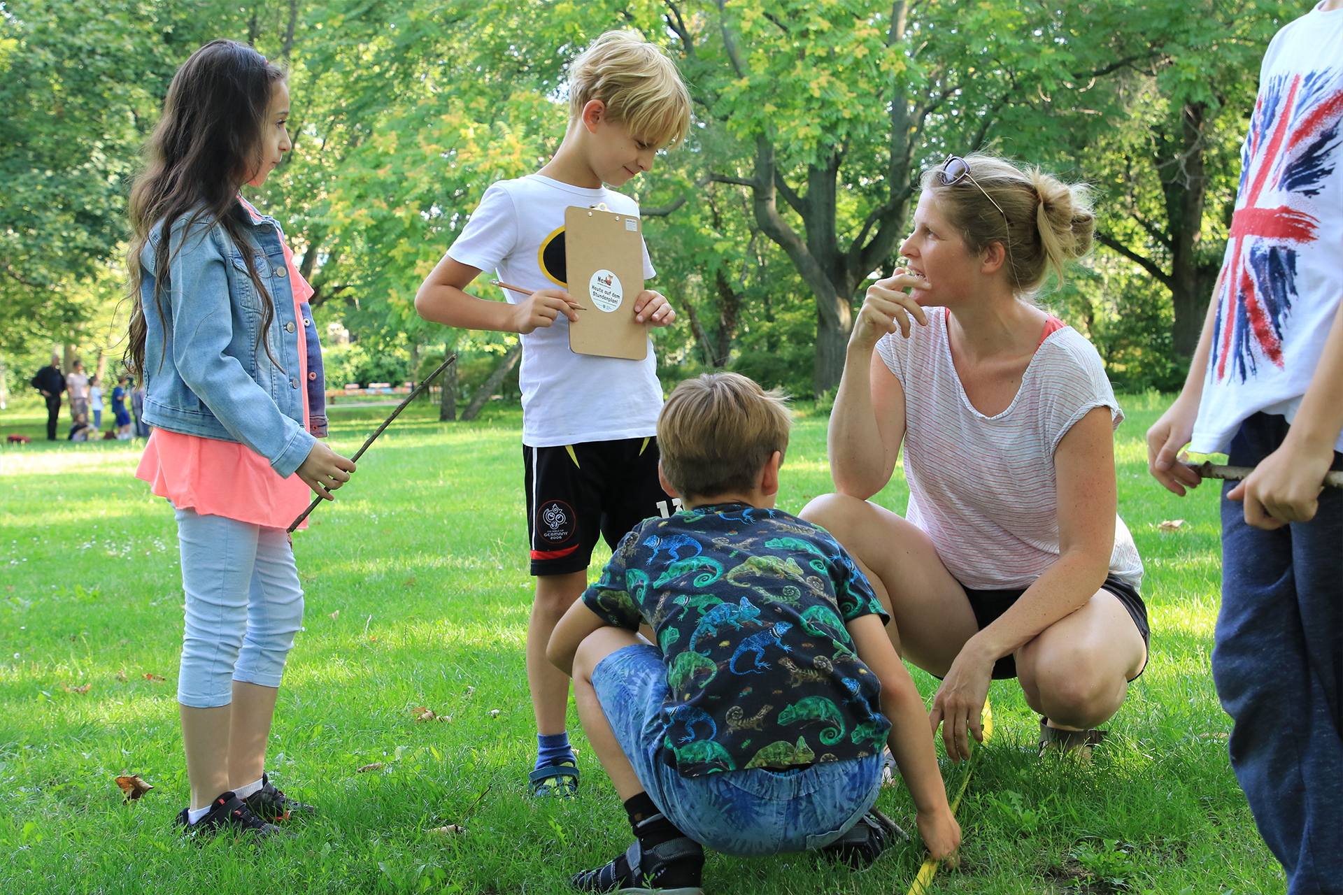 Frau mit Kindern in der Natur