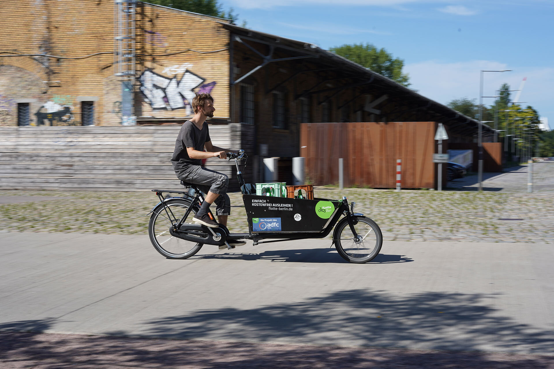 Eine Person fährt auf einem Lastenrad von fLotte Berlin