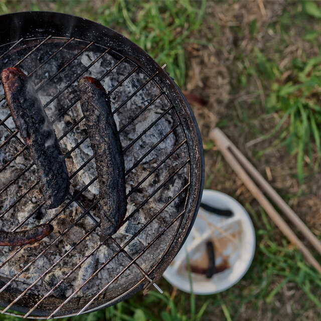 Verbrannte Würstchen auf einem Grill