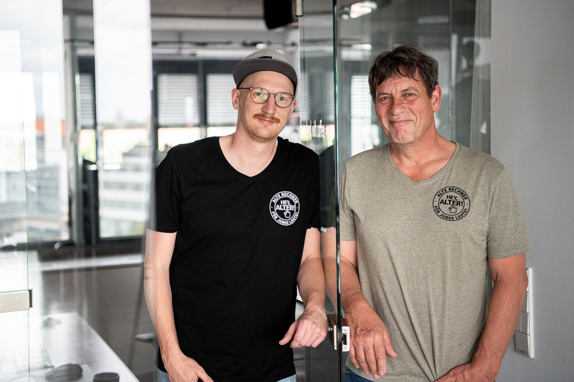 Porträt von Moritz Tetzlaff und Martin Bretschneider, den Gründern von „Hey, Alter!“