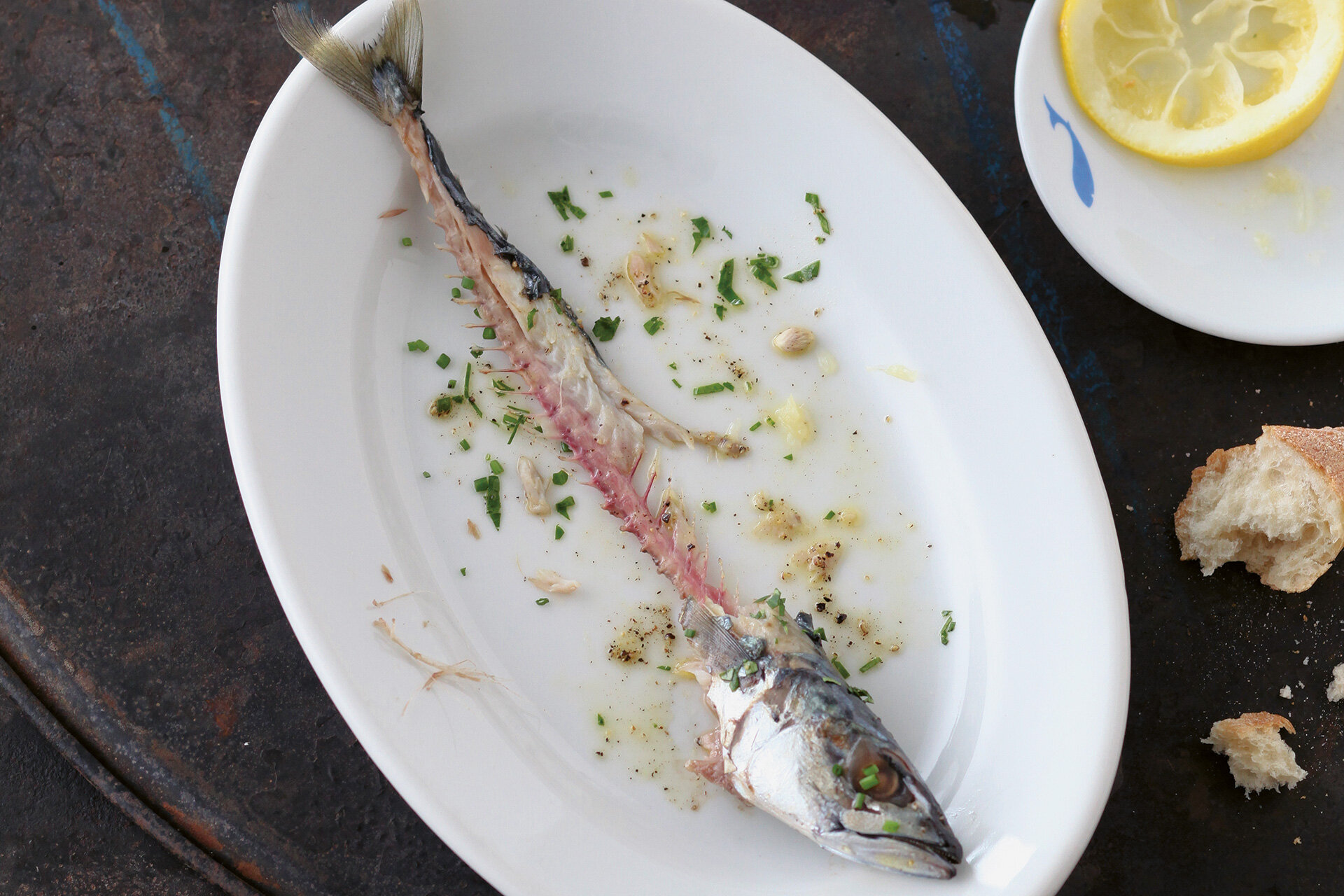 Gräten von gegrillter Makrele auf Teller