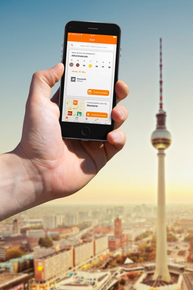 Berliner Fernsehturm mit Handy im Vordergrund