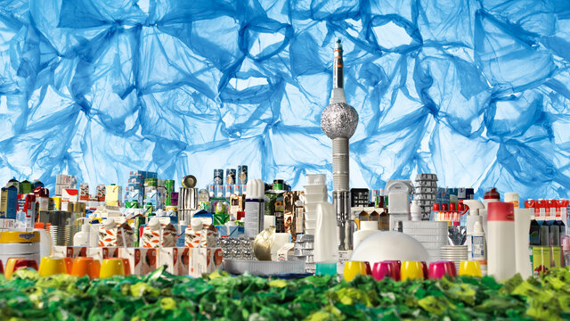 Berliner Stadtsilhouette aus Verpackungsmüll gebaut