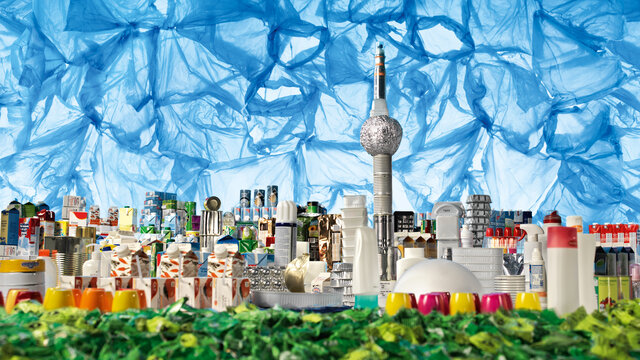 Berliner Stadtsilhouette aus Verpackungsmüll gebaut