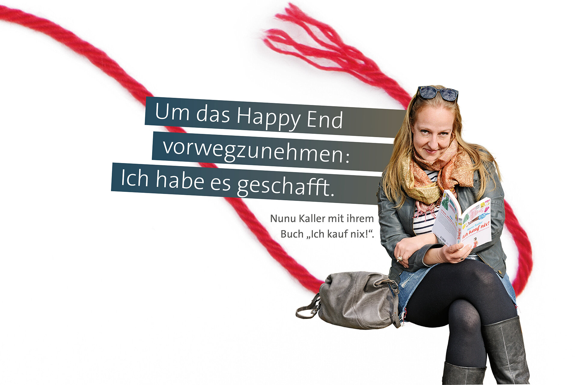 In der Fotocollage sitzt eine Frau mit einem Buch in der Hand und lacht in die Kamera. Hinter ihr ein überdimensional großer Faden. Auf dem Bild steht folgender Text: „Um das Happy End vorwegzunehmen: Ich habe es geschafft.“ Darunter steht „Nunu Kaller mit ihrem Buch: Ich kauf nix!“