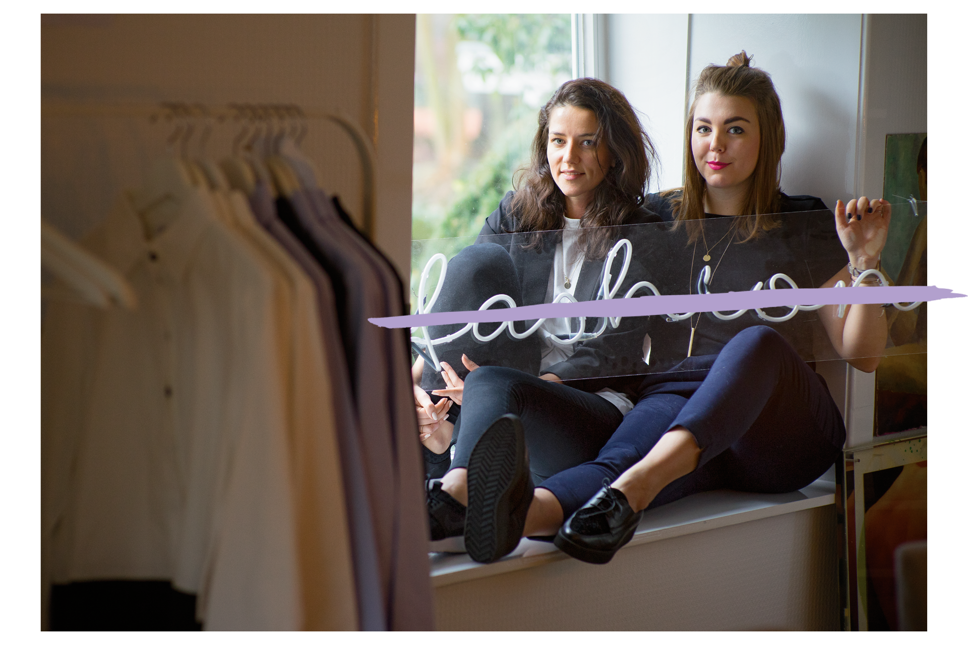 Zwei junge Frauen sitzen nebeneinander auf der Fensterbank eines Bekleidungsgeschäftes und halten ein durchsichtiges Schild mit der Aufschrift „Fashion“ in den Händen. Eine Illustration streicht das Wort durch.