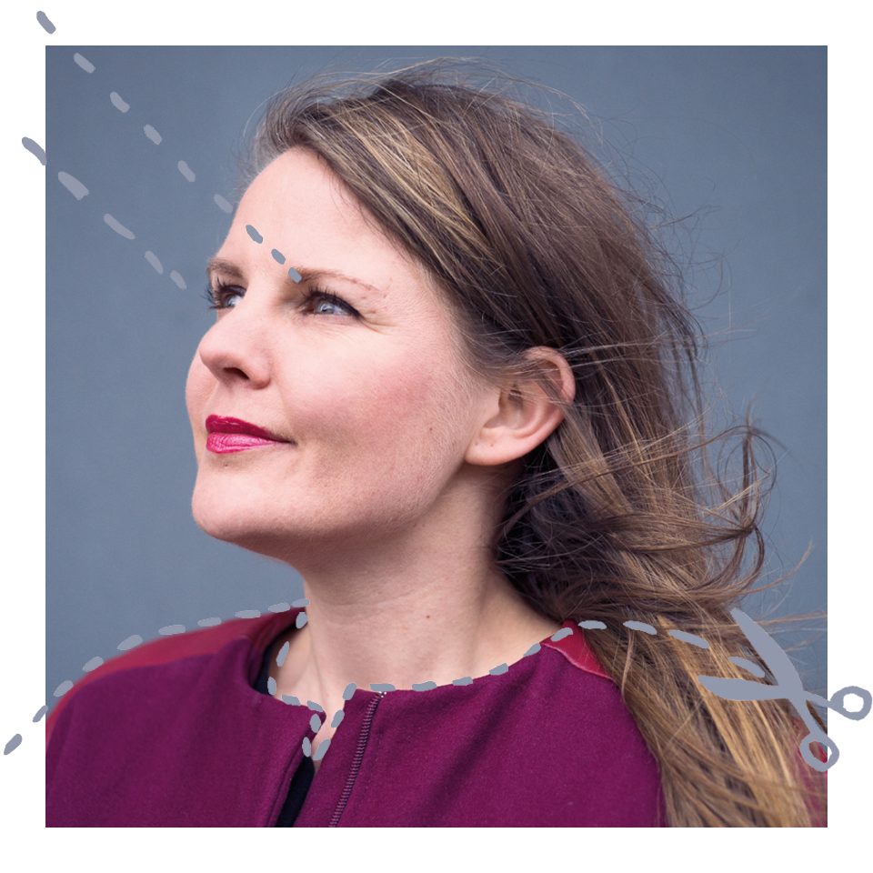 Eine Frau schaut zukunftsweisend nach oben, ihr Haar weht im Wind.