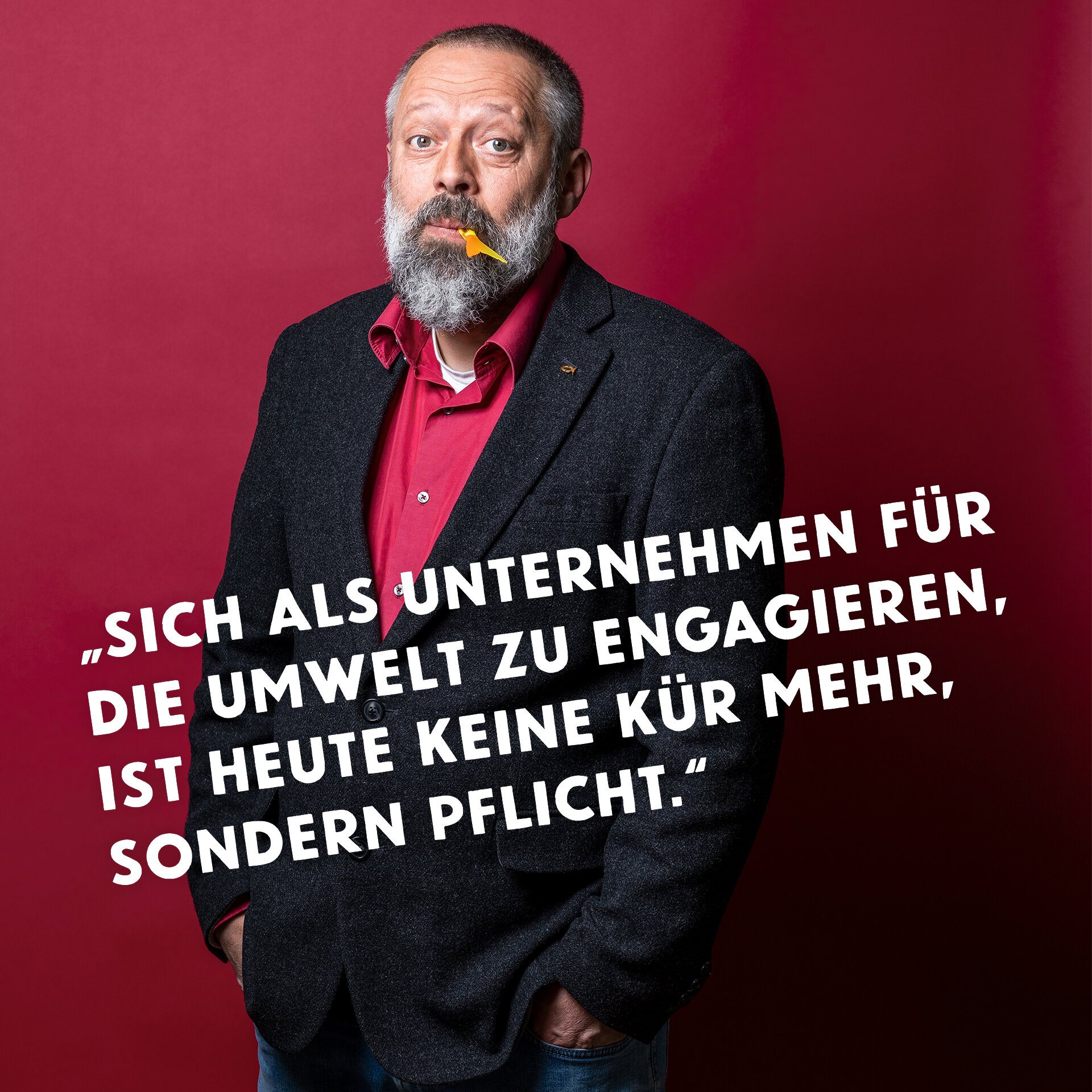 Mann im Anzug mit Plastik-Fischschwanz im Mund. Zitat: „Sich als Unternehmen für die Umwelt zu engagieren, ist heute keine Kür mehr, sondern Pflicht.“