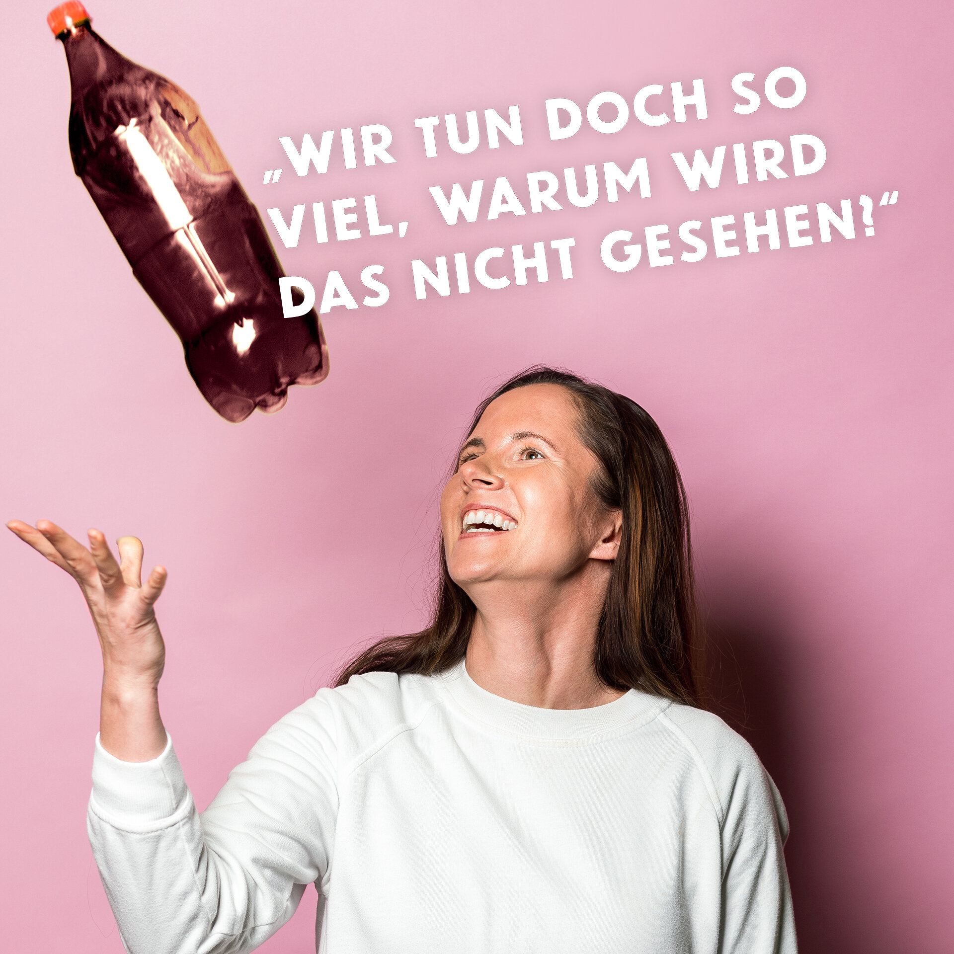 Frau wirft lachend eine Plastikflasche in die Luft. Zitat: „Wir tun doch so viel, warum wird das nicht gesehen!“