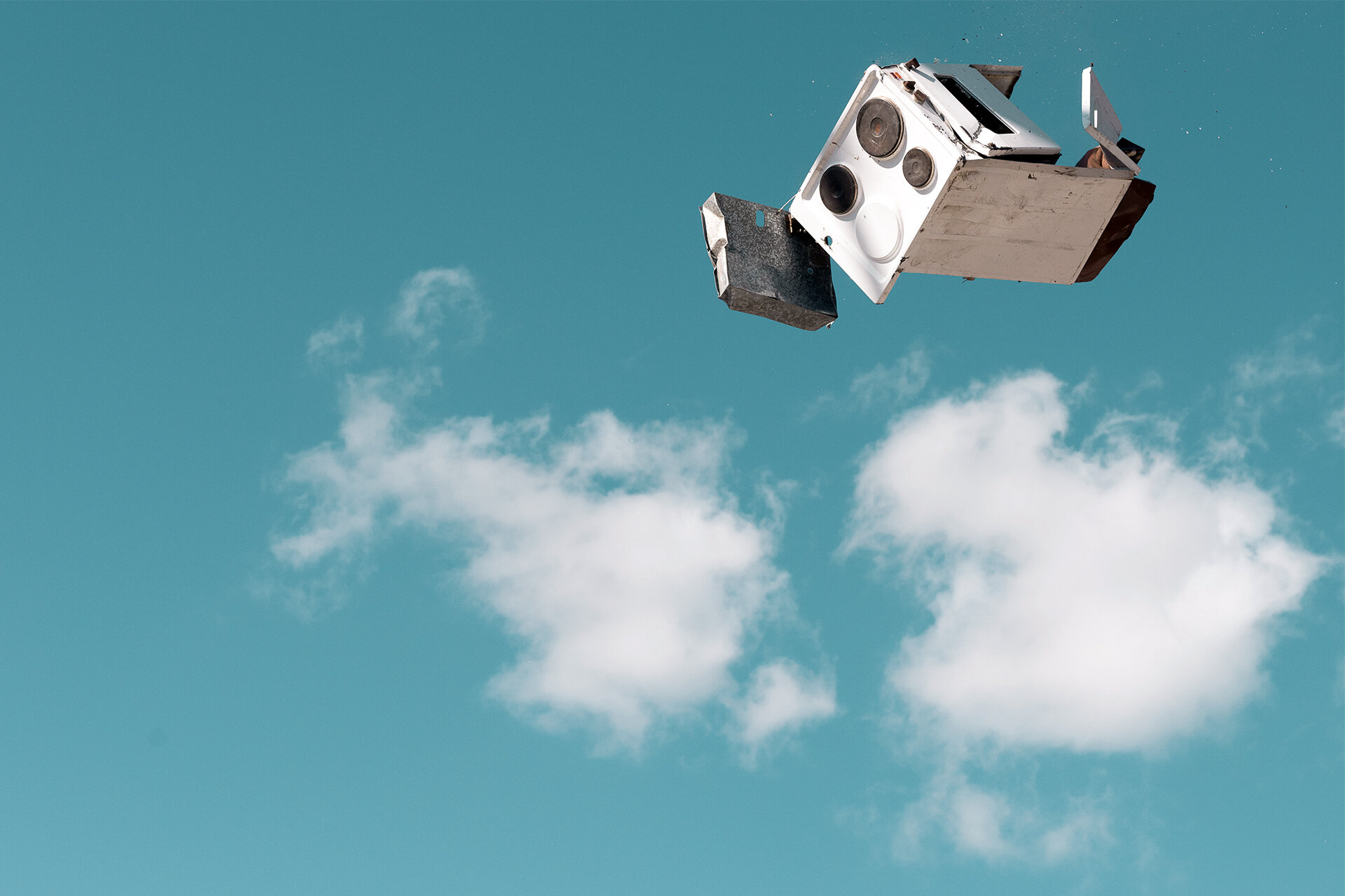 Blick in den Himmel: Ein fliegender Herd, der auseinanderfällt.
