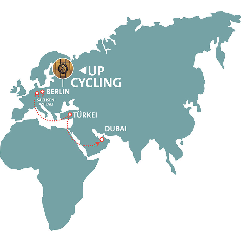 Eine Illustration zeigt Europa, Asien und Afrika mit Pfeil-Markierungen beginnend in Berlin, über Sachsen-Anhalt und die Türkei bis nach Dubai. Es beschreibt den Upcycling-Weg des Palastes der Republik.