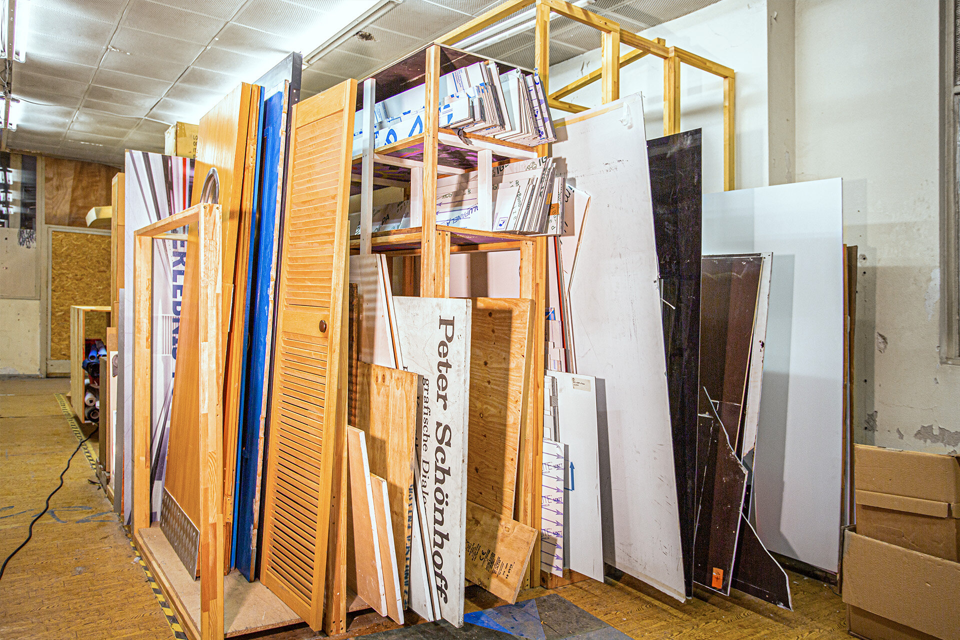 Haus der Materialisierung, Baumaterialien in einem Regal