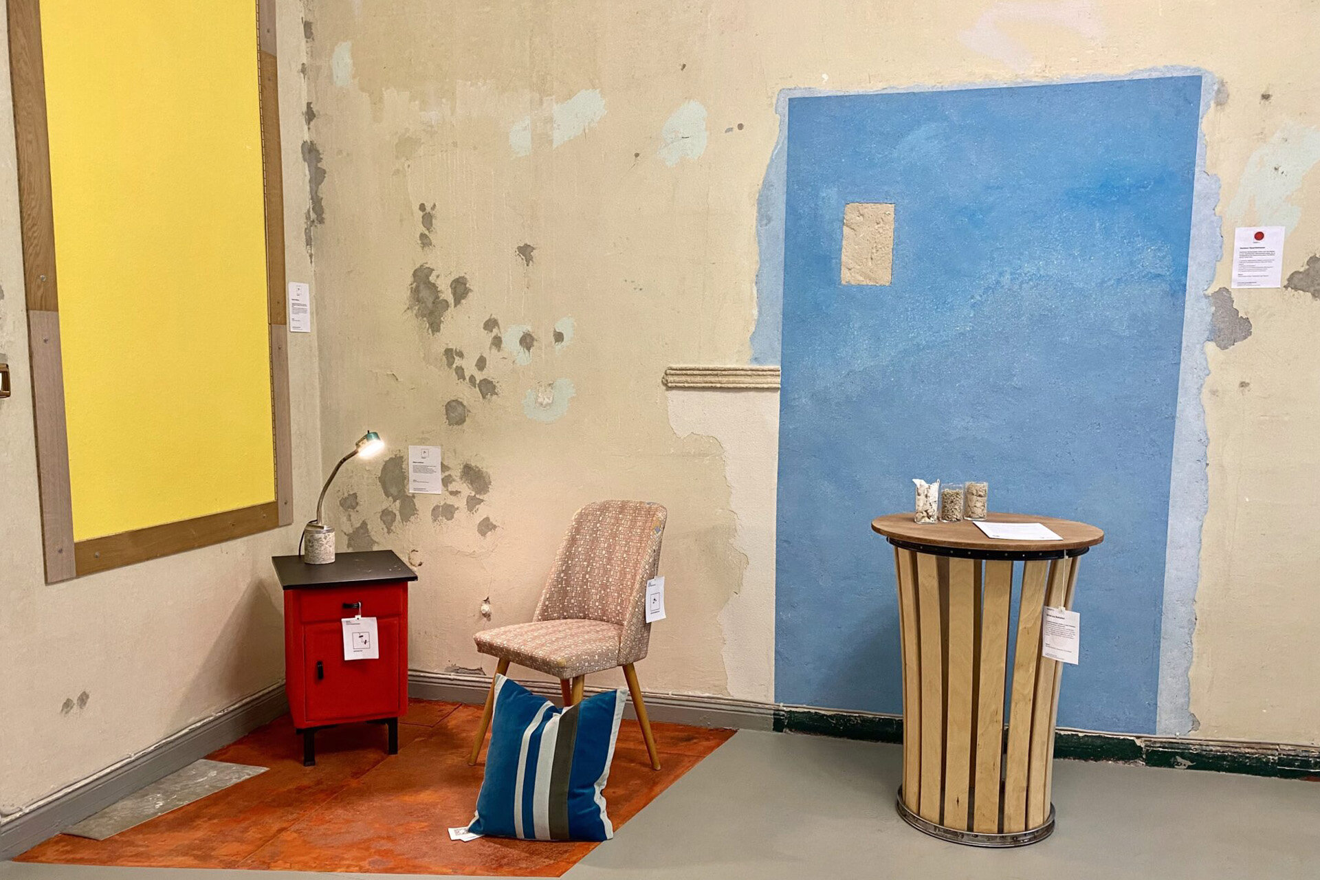 Bild von einem Raum in der Zero Waste Musterwohnung des Vereins Kunst-Stoffe e.V