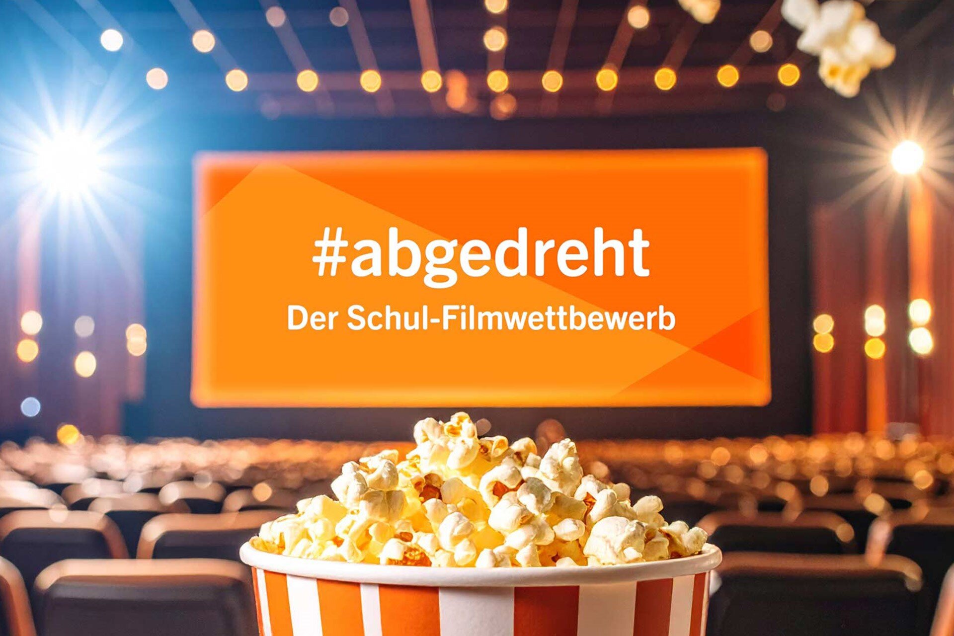 abgedreht - Der BSR-Schulfilm-Wettbewerb: Ein Kinosaal mit Leinwand, auf dem dieser Titel zu lesen ist.